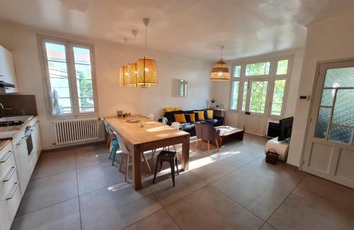 Villeneuve-les-Avignon Apartment | Pet-Friendly Appart Villa Magnolia with Pool and Ocean Views