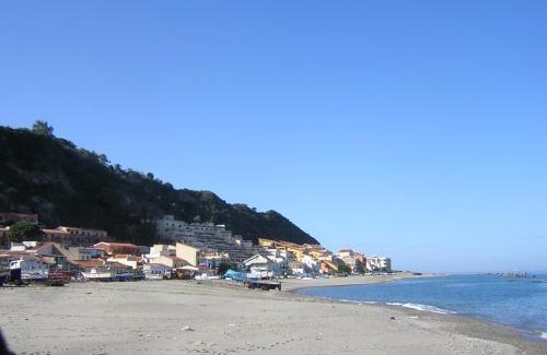 Acquarone House | Pet-Friendly Appartamare Spina with Ocean View & Kitchen