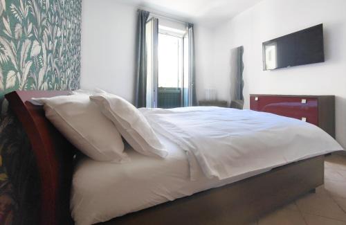 Lazise Old Town Apartment | Discover Appartamenti Al Marcipiè: Family-Friendly Retreat