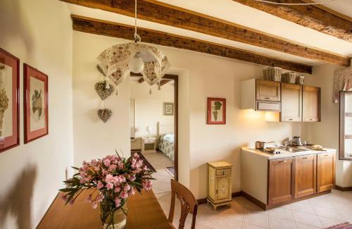 Capriva del Friuli Apartment | Pet-Friendly Appartamenti nelle Vigne: Family & Dining Options