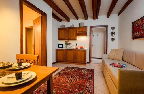Capriva del Friuli Apartment | Pet-Friendly Appartamenti nelle Vigne: Family & Dining Options