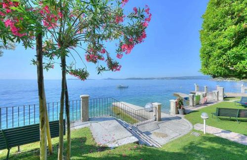 Gardone Riviera Apartment | Oceanfront Appartamento 33 Rose - Rated 9/10 by Guests