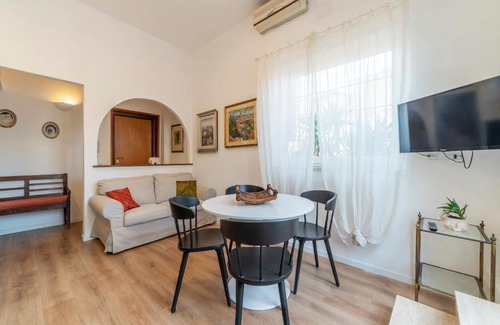 Rione XIV Borgo Apartment | Relaxing Appartamento a Borgo Pio with Spacious Terrace
