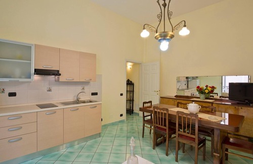 Vietri sul Mare Apartment | Idyllic Appartamento in Vietri sul Mare with Spa & Breakfast