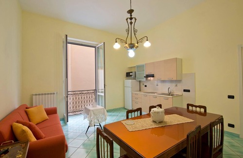 Vietri sul Mare Apartment | Idyllic Appartamento in Vietri sul Mare with Spa & Breakfast