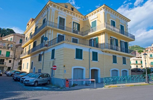 Vietri sul Mare Apartment | Idyllic Appartamento in Vietri sul Mare with Spa & Breakfast