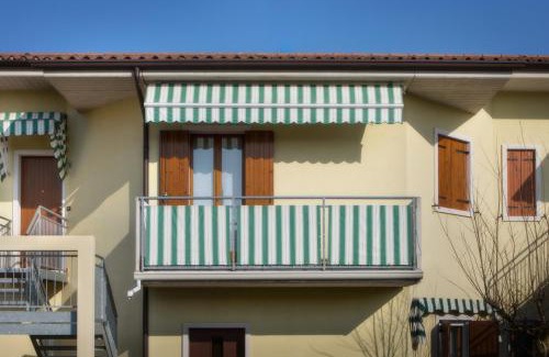 Colà Di Lazise Apartment | Sunny Retreat: Appartamento al Sole with Pool & Family Fun