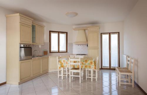 Colà Di Lazise Apartment | Sunny Retreat: Appartamento al Sole with Pool & Family Fun