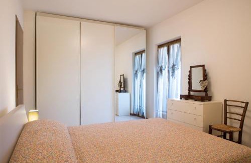 Colà Di Lazise Apartment | Sunny Retreat: Appartamento al Sole with Pool & Family Fun