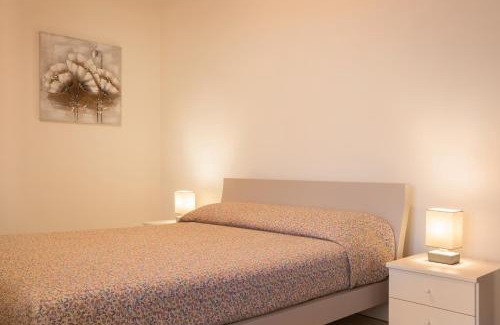 Colà Di Lazise Apartment | Sunny Retreat: Appartamento al Sole with Pool & Family Fun