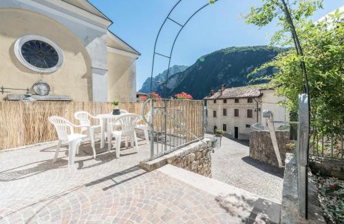 Canale di Tenno Apartment | Scenic Appartamento Ania with Castle Views & Family-Friendly