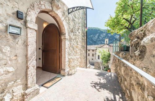 Canale di Tenno Apartment | Scenic Appartamento Ania with Castle Views & Family-Friendly
