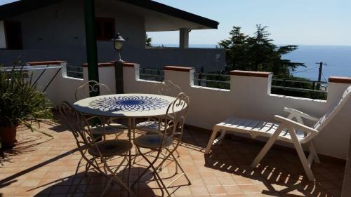 Caminia Apartment | Pet-Friendly Appartamento Caminia with Family Amenities