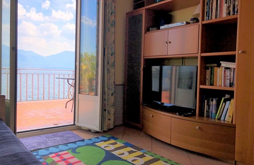 Cannobio Apartment | Oceanfront Appartamento Castelli with Pool & Breakfast