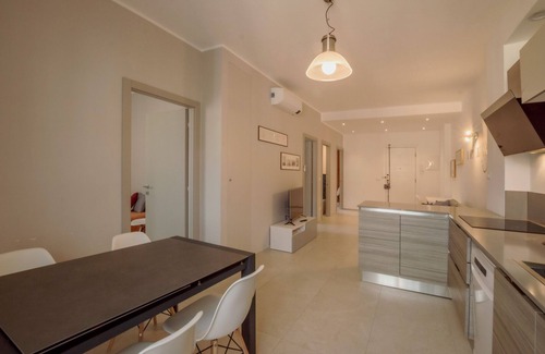 Lavina Apartment | Central Appartamento for 6, Steps from the Oceanfront