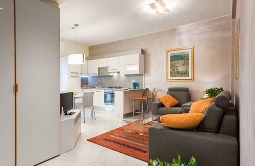 Verona City Centre Apartment | Elegant Two-Bedroom Apartment with Balcony Near City Center