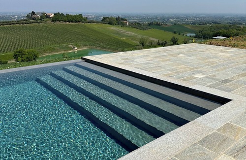 Oriolo dei Fichi Apartment | Infinity View Apartment with Pool and Spa Amenities