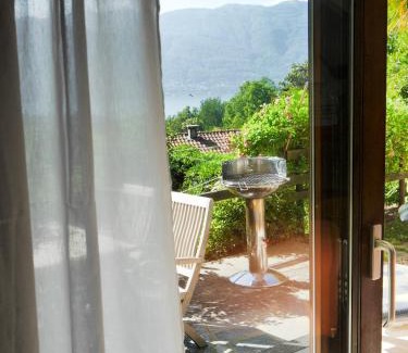 Porto Valtravaglia Apartment | Cozy Appartamento delle Palme with Ocean View Amenities