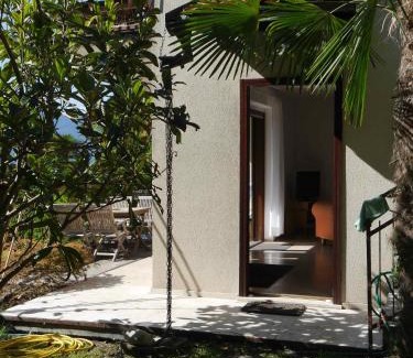 Porto Valtravaglia Apartment | Cozy Appartamento delle Palme with Ocean View Amenities