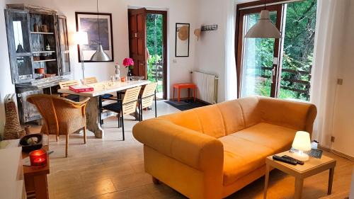Porto Valtravaglia Apartment | Cozy Appartamento delle Palme with Ocean View Amenities