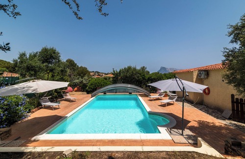 Monte Petrosu Apartment | Relaxing Stay at Appartamento Est with Shared Pool