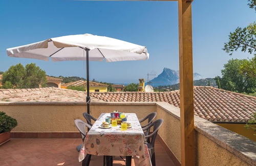 Monte Petrosu Apartment | Relaxing Stay at Appartamento Est with Shared Pool