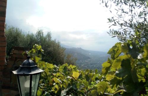 Motta Camastra House | Family-Friendly Retreat at Appartamento Ferraro Turina