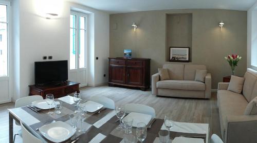 Cadenabbia Apartment | Guest Rated: 9.9 at Appartamento i Tulipani with Ocean Views