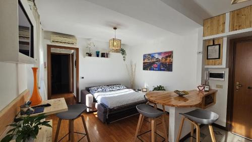 Rho Apartment | Charming Apartment in Quaint Rho Courtyard - Guest Rated 9.3