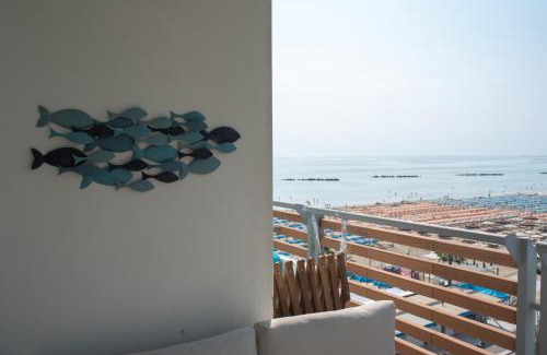 Roseto degli Abruzzi Apartment | Oceanfront Appartamento sul Mare with Private Beach Access