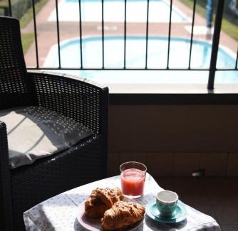 Rivoltella Apartment | Guest Rated 10/10: Appartamento Lago Playa with Pool & Hot Tub