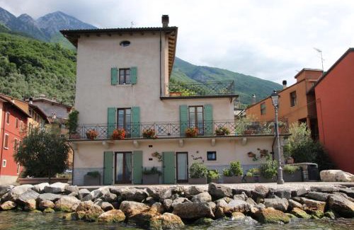 Cassone Apartment | Oceanfront Appartamento La Fontanella - 4-Star, Guest Rated 10/10