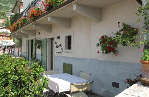 Cassone Apartment | Oceanfront Appartamento La Fontanella - 4-Star, Guest Rated 10/10