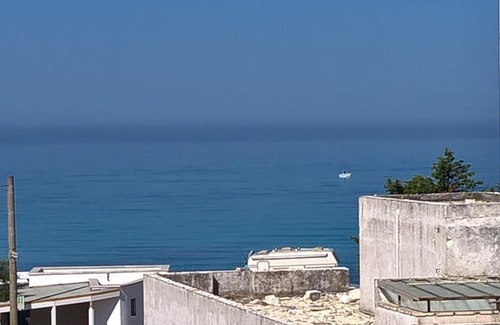 Lido Conchiglie Apartment | Cozy Appartamento Le Perle: Pet and Child Friendly Retreat