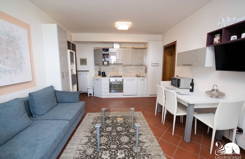 Soiano del Lago Apartment | Relaxing Appartamento le Terrazze with Pool and Lake View