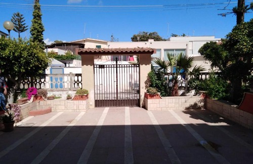 Lido Manfria Apartment | Oceanfront Appartamento Leonida: Pet Friendly & Cozy Views