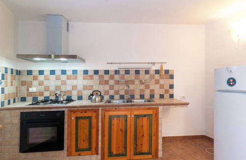 Monte Petrosu Apartment | Appartamento Levante: Family-Friendly Retreat with Pool