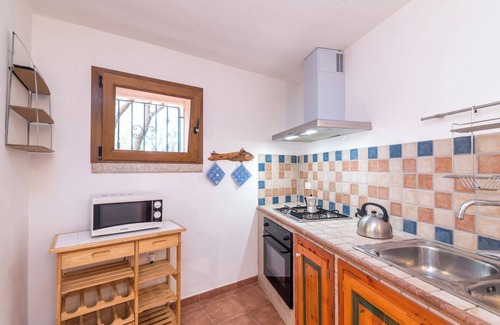 Monte Petrosu Apartment | Appartamento Levante: Family-Friendly Retreat with Pool