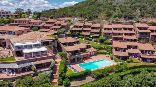 Capo Coda Cavallo Apartment | Oceanfront Appartamento Mare Nostrum with Pool & A/C