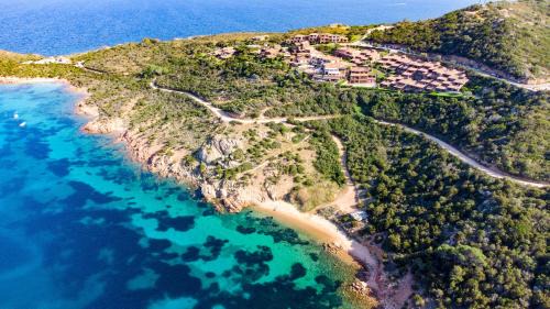 Capo Coda Cavallo Apartment | Oceanfront Appartamento Mare Nostrum with Pool & A/C