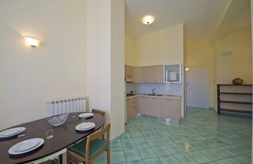 Vietri sul Mare House | Bright Appartamento Mariuccia A: Beachside Retreat with Wi-Fi