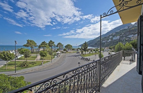 Vietri sul Mare House | Bright Appartamento Mariuccia A: Beachside Retreat with Wi-Fi