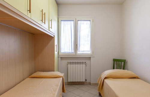 Cinquale Apartment | Scenic Appartamento Mare with Ocean View & Child-Friendly Amenities