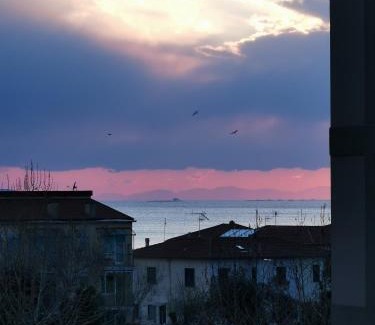 Follonica Apartment | Oceanfront Appartamento Miramare - Guest Rated 8.9/10