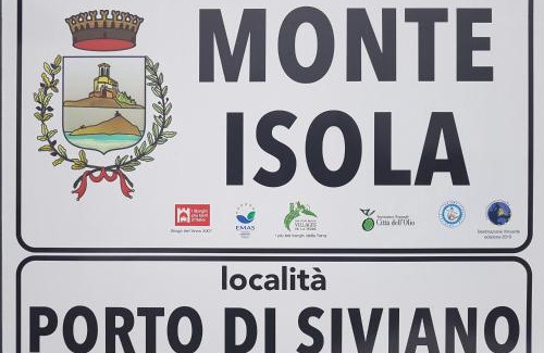Siviano Apartment | Oceanfront Appartamento Monteisola Mara with Pool & Views