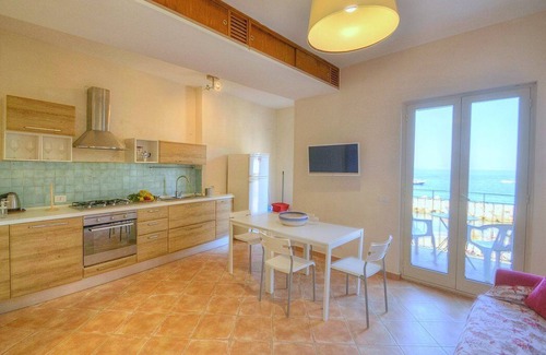 Marina di Puolo House | Beachfront Appartamento Naia B with Free Wi-Fi & Breakfast