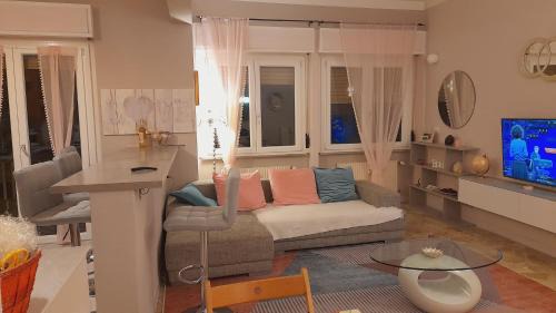 San Teodoro Apartment | Cozy Appartamento 'NINFEA' with Free WiFi & Family-Friendly