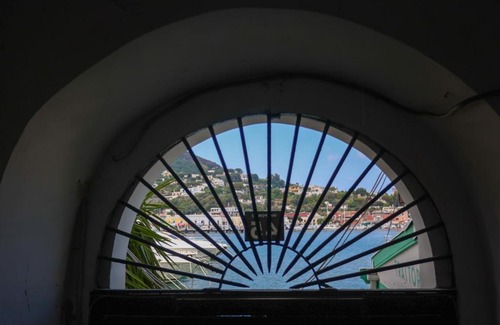 Ischia Porto Apartment | Elegant Oceanfront Retreat: Appartamento La Rosa dei Venti