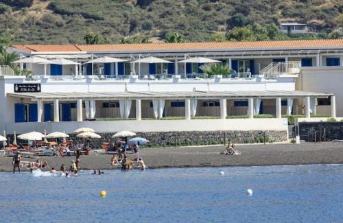 Vulcano Porto Apartment | Idyllic Appartamento at Les Sables Noirs with Ocean View