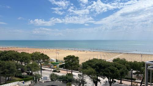 Lignano Sabbiadoro Apartment | Seaside Escape: Oceanfront Apartment with Private Beach